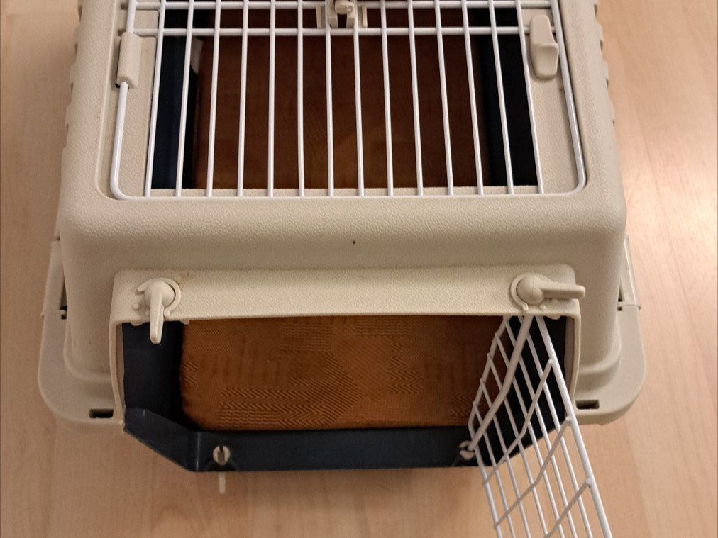 Gabbie, trasporto & Sicurezza: Transportbox Haustier gebraucht mit Matte Grösse M – Usato da Russikon venduto da Oelga