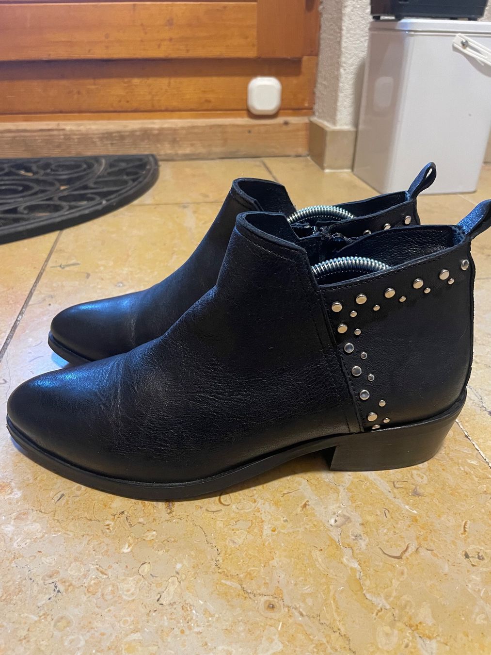 Damenschuhe: Schwarze Leder-Boots mit Nieten Gr. 38 – Gebraucht aus Zürich von Chr_81 2