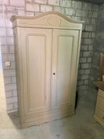 KLEIDERSCHRANK LANDHAUSSTIL