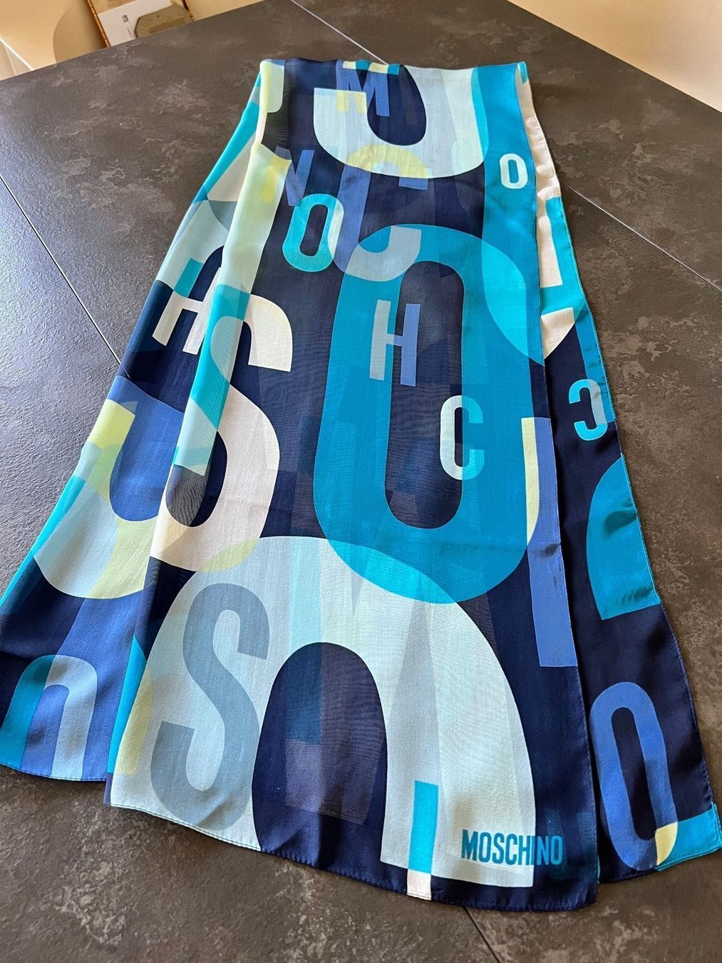 Moschino Foulard & Sciarpe: Moschino écharpe grand taille – Usato da Nyon venduto da stylevintage79 2