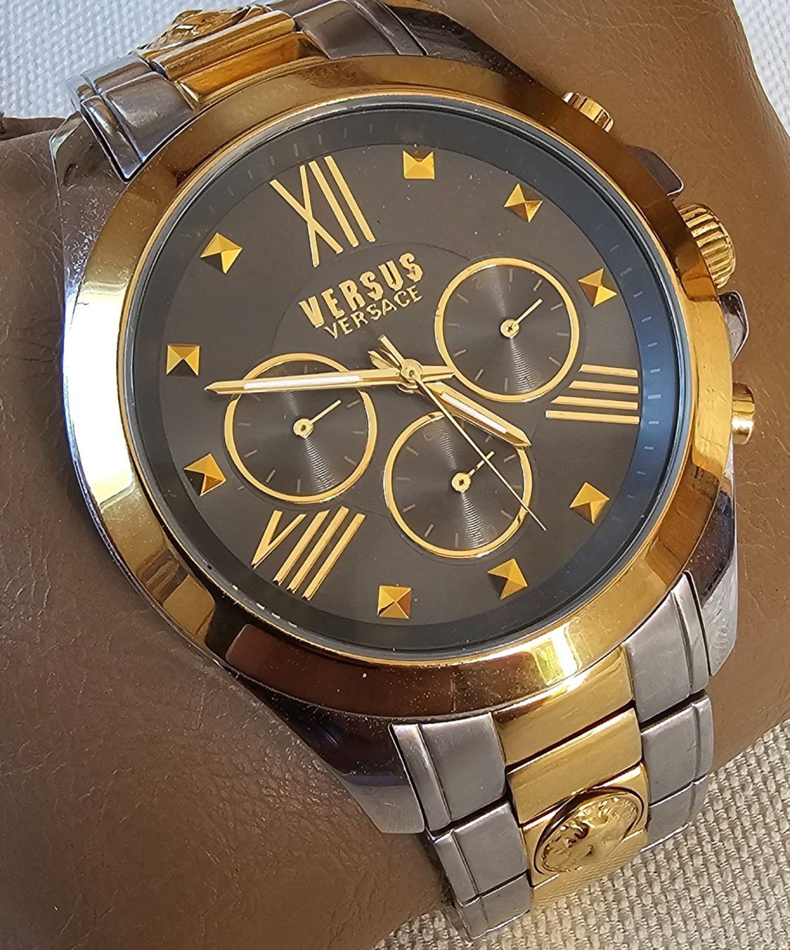 Versace Orologi: VERSUS VERSACE Chrono Elegante Herrenuhr 47mm – Usato da Speicher venduto da Lemore 2