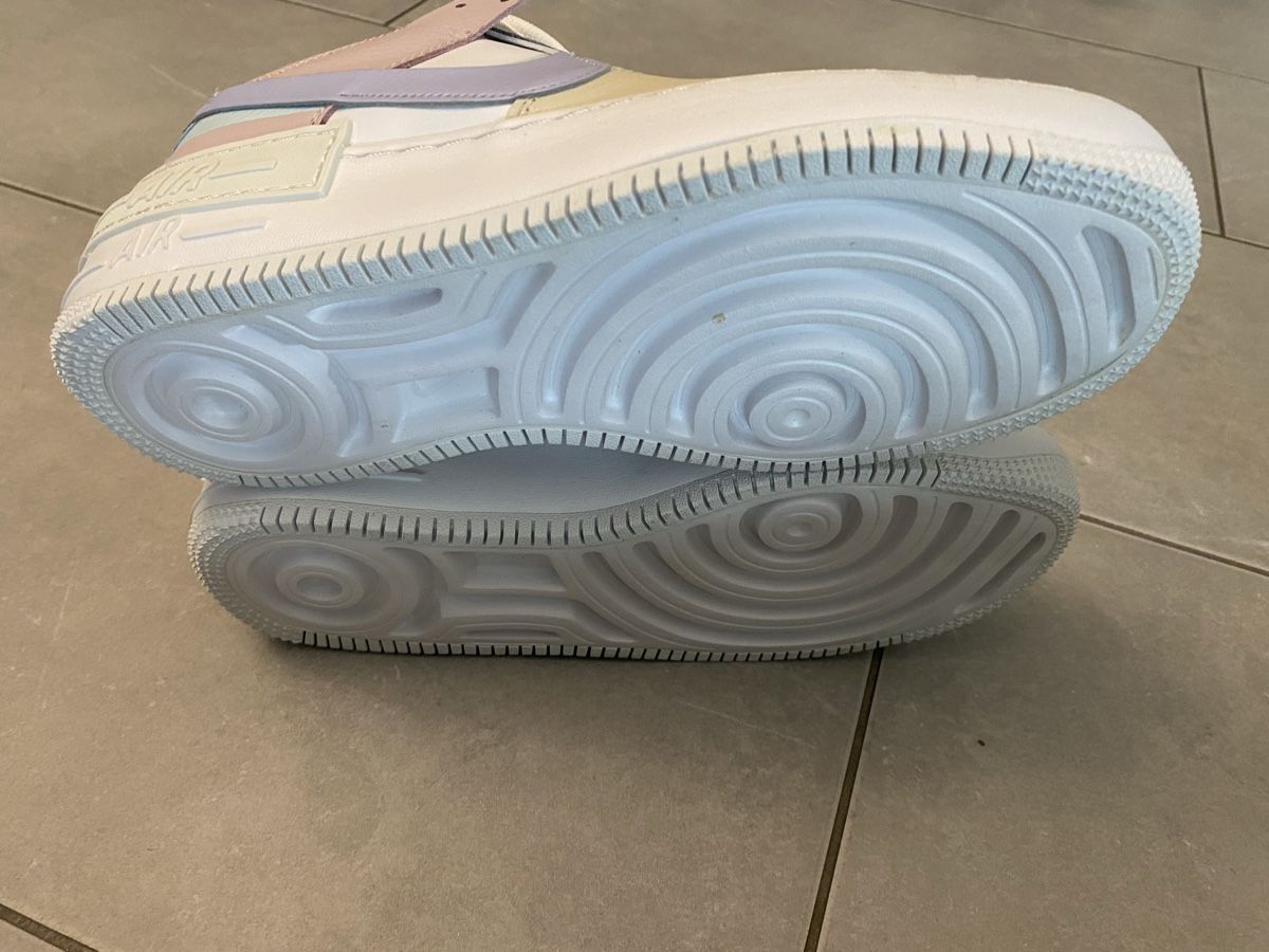 Nike Scarpe da donna: Nike Air Force One Damenschuhe farbig, Grösse 41 – Nuovo (secondo la descrizione) da Hünenberg See venduto da lar_9zjk 3