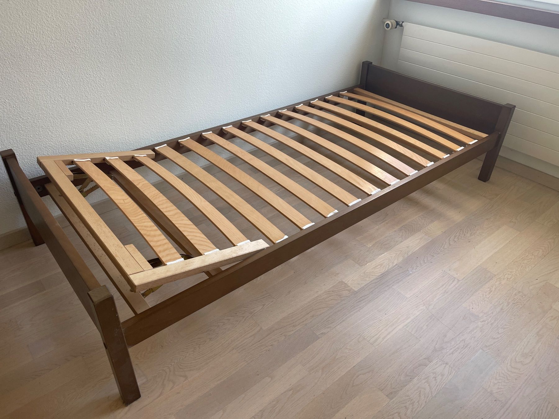 Lits: Holz Bett – D'occasion à Bergdietikon par Laux