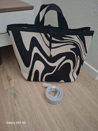 Stylische Handtasche mit Zebramuster, neuwertig!