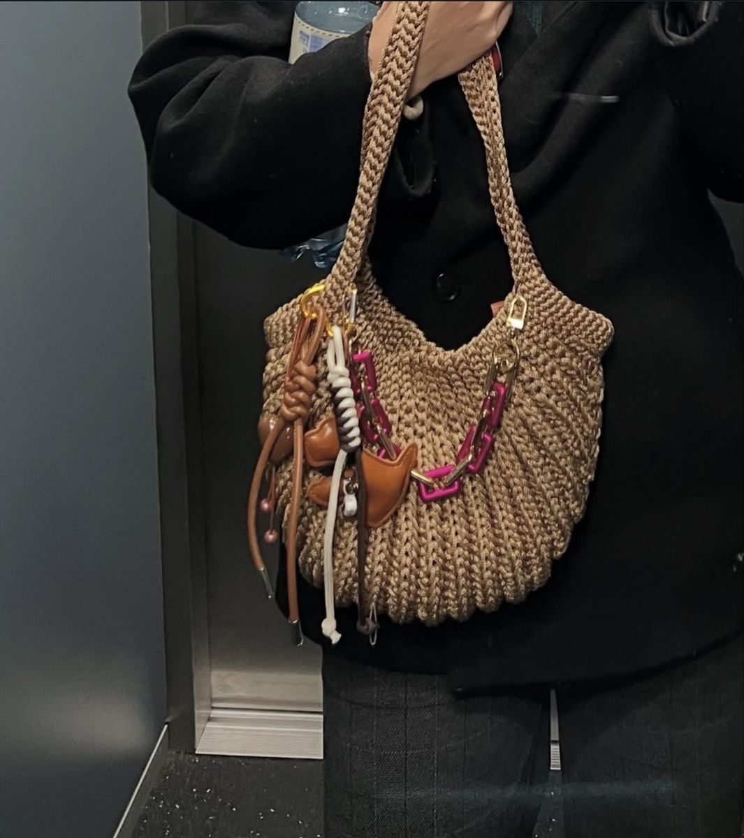 Borse da donna: Neue Handgestrickte Tasche mit Anhänger – Nuovo e nell'imballaggio originale da Amriswil venduto da bal_m5v2 1