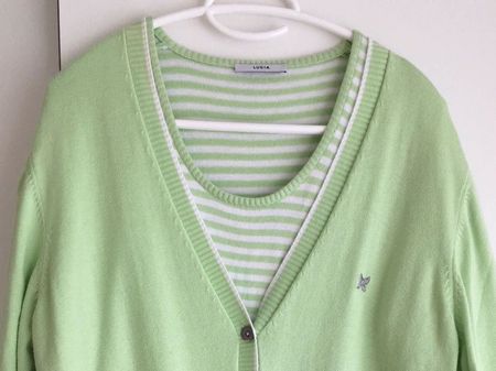 Schöne Strickjacke mit Pullover