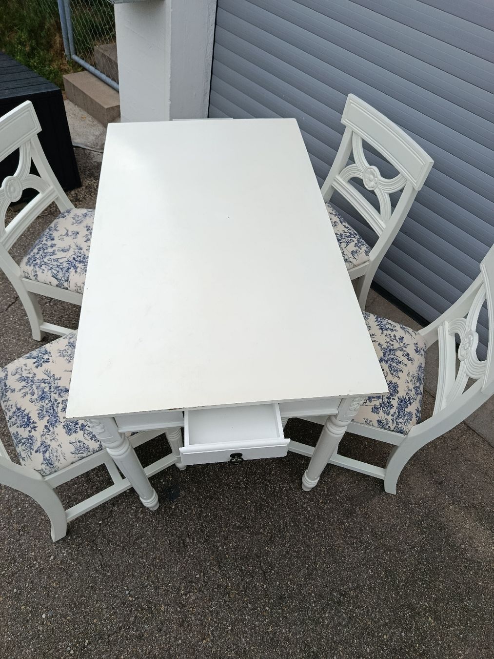 Set di tavolo e panche: Esstisch mit 4 Stühlen weiss blau gemustert – Usato da Wattwil venduto da sunicheyenne 1
