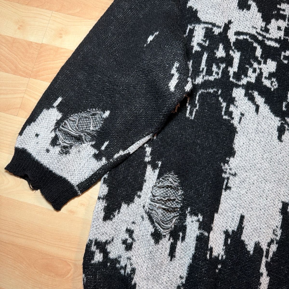 Maglioni & Felpe: Distressed Black & White Sweater - Grunge Style - Cool! – Usato da St. Gallen venduto da ber_82p9 3