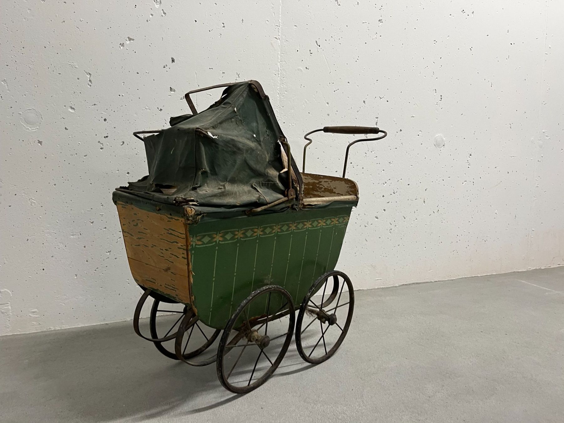 Puppenwagen: Antiker Puppenwagen – Gebraucht aus Muri AG von casually 1