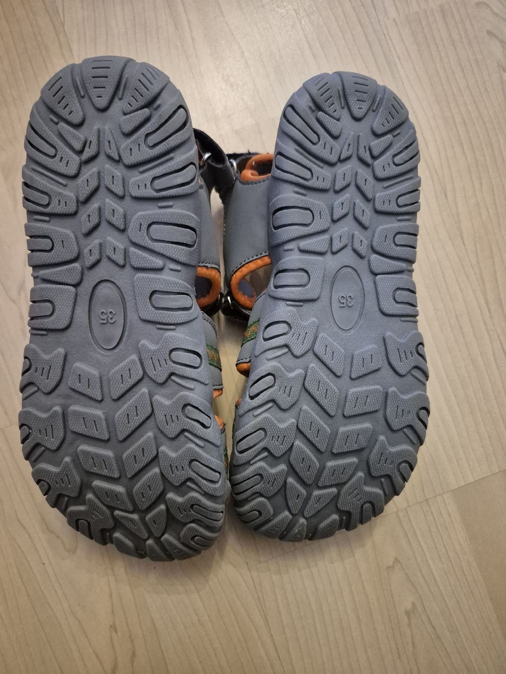 Scarpe per ragazzi: Kinder Sandalen Grösse 35 – Usato da Oberweningen venduto da Bumblebee2 1