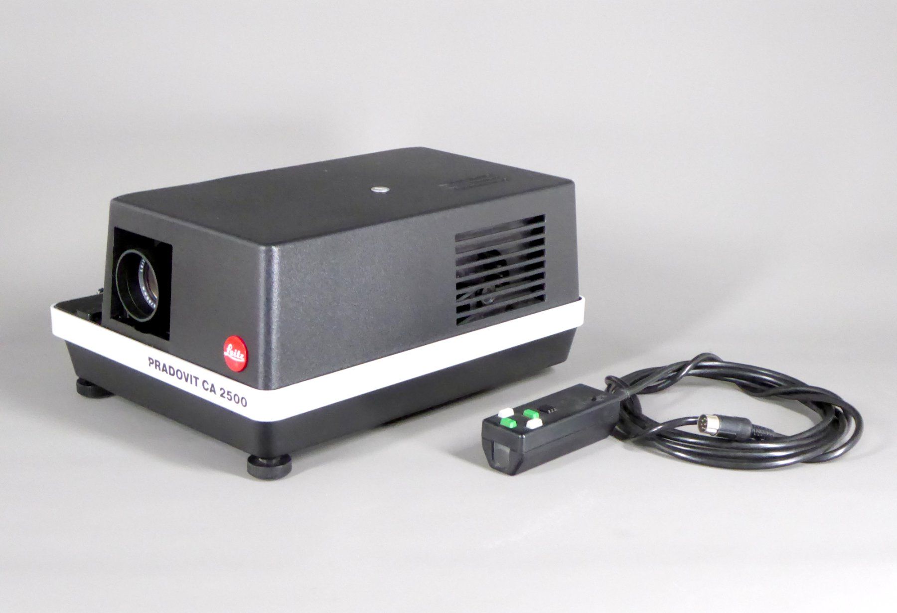 Leica Home Cinema: Diaprojektor Leitz Pradovit CA 2500 – Usato da Thun venduto da Kelterborn