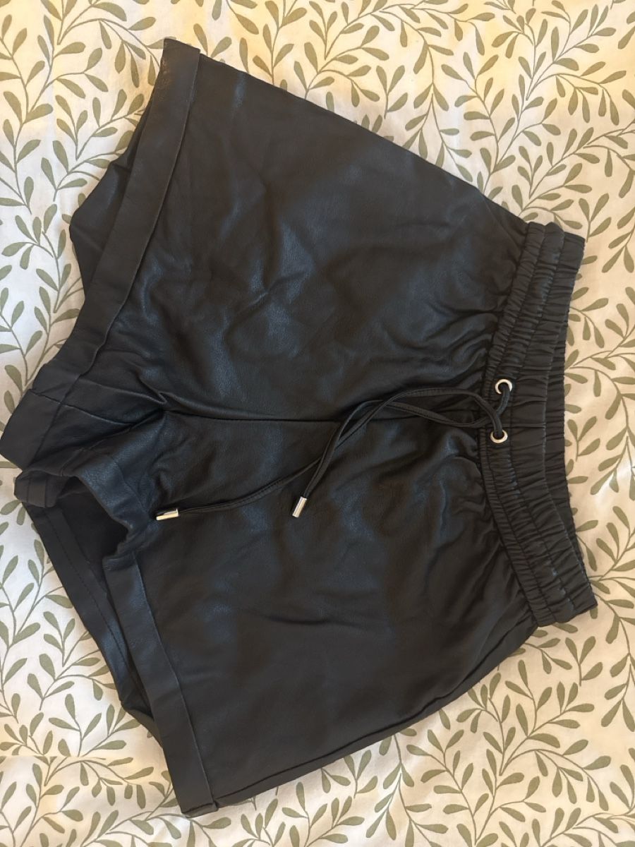 Pantaloni: Amisu Shorts in Lederoptik, Grösse 32 – Usato da Bern venduto da fab_tx65