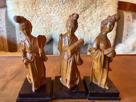 Drei chinesische Skulpturen Guanyin & traditionelle Hofdamen