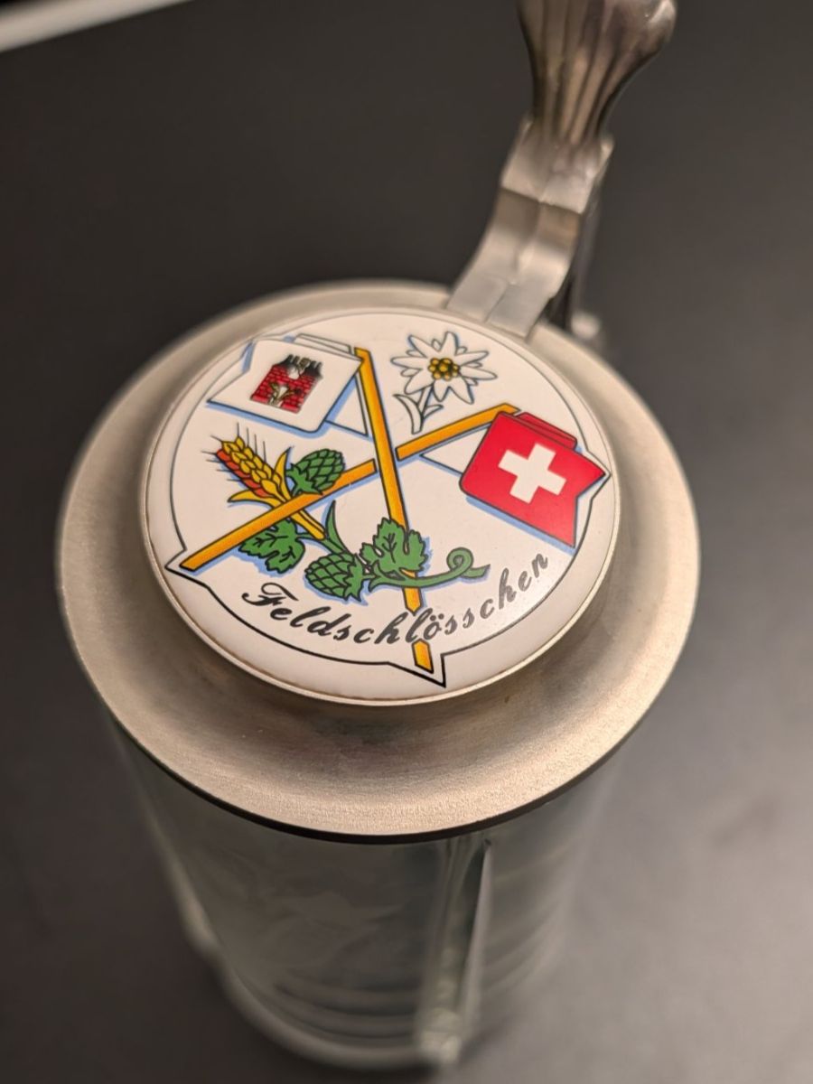 Feldschlösschen Bicchieri: Original Feldschlösschen Bierkrug mit Zinndeckel – Nuovo (secondo la descrizione) da Herisau venduto da apo_bxx7