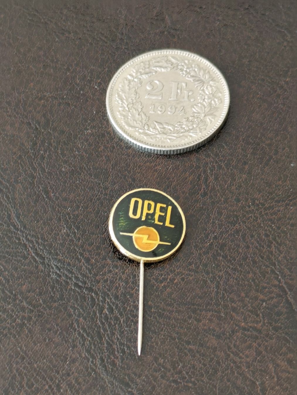 Spille & Fermagli: Ancienne broche Opel / marque de voiture – Usato da Moléson-s-Gruyères venduto da Greg2707 1