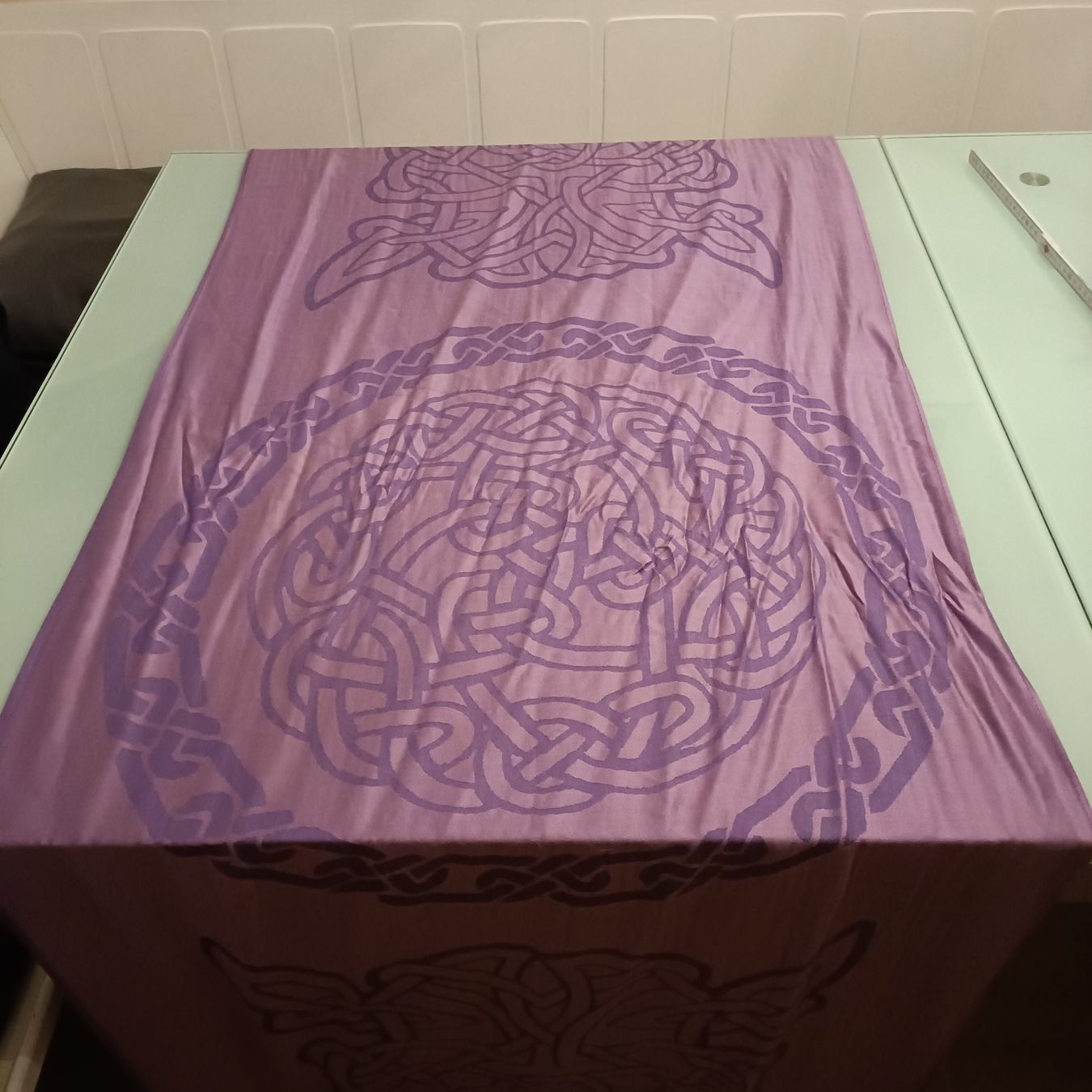 Foulard & Sciarpe: Lilafarbener Schal mit keltischem Muster – Nuovo (secondo la descrizione) da Sitterdorf venduto da imsis 1