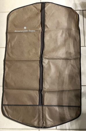 Zwei Kleiderhüllen (Sack) mit Markenlogo Ermenogildo Zegna
