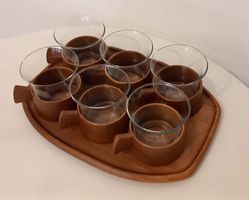 6 Vintage-Teegläser mit Holzumfassung auf Holztablett
