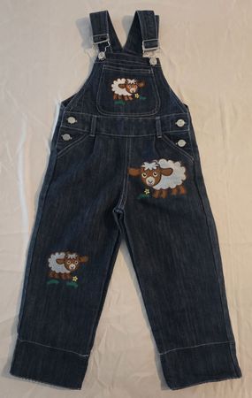 Kinder Latzhose Denim mit Schafstickerei Grösse 98