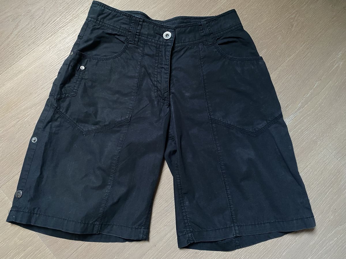 C&A Pantaloni: Schwarze Shorts Marke C&A Grösse 34 – Usato da Winkel venduto da Flyhy2020