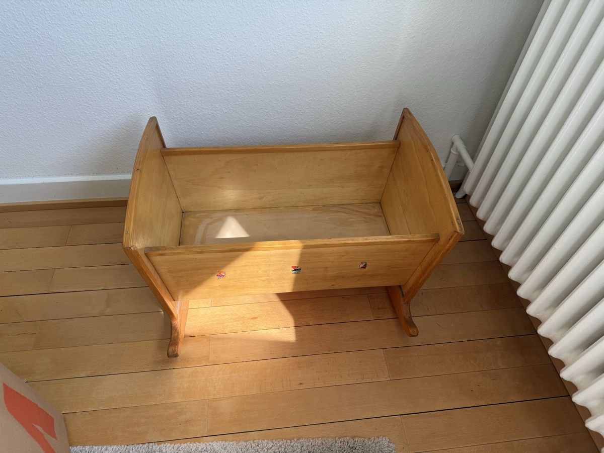 Jouets: Puppenbett gross Holz – D'occasion à Basel par rara1989 1