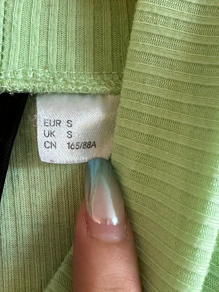 H&M Top: Grüner langarmiger Top – Usato da Schlieren venduto da car_2bwb 1