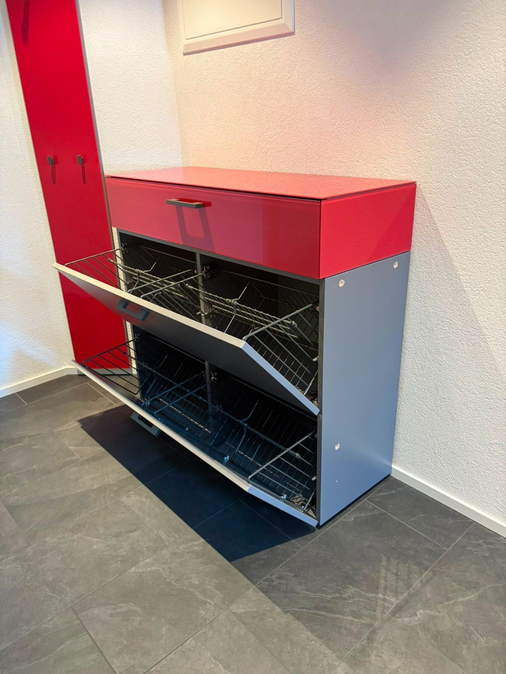 Garderobe: Schuhschrank rot grau 2 Klappen – Gebraucht aus Bergdietikon von Tanne_10 2