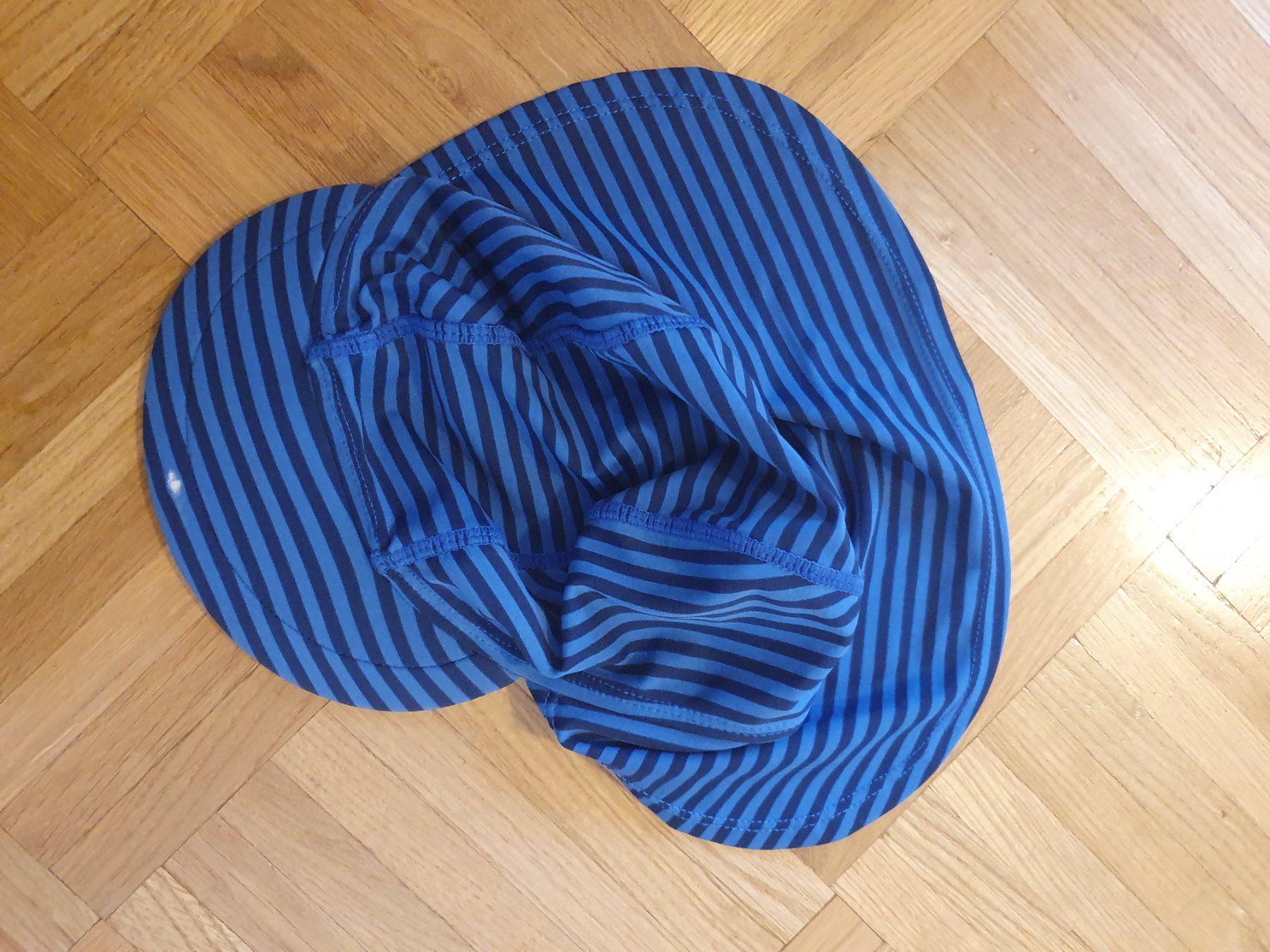 Chapeaux, bonnets & casquettes: Casquette de natation rayée taille unique 1 à 4 – D'occasion à Prilly par RoDyRe