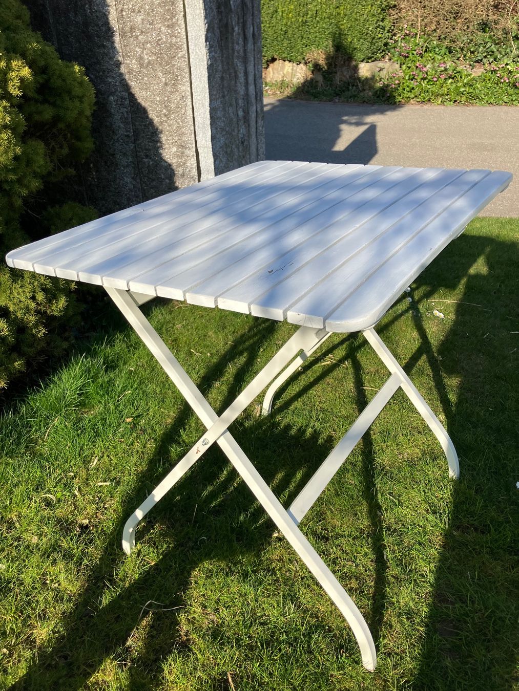 Tischset: Gartentisch mit 3 Stühlen, klappbar, weiss – Gebraucht aus Mettmenstetten von hlu_pw6q 1
