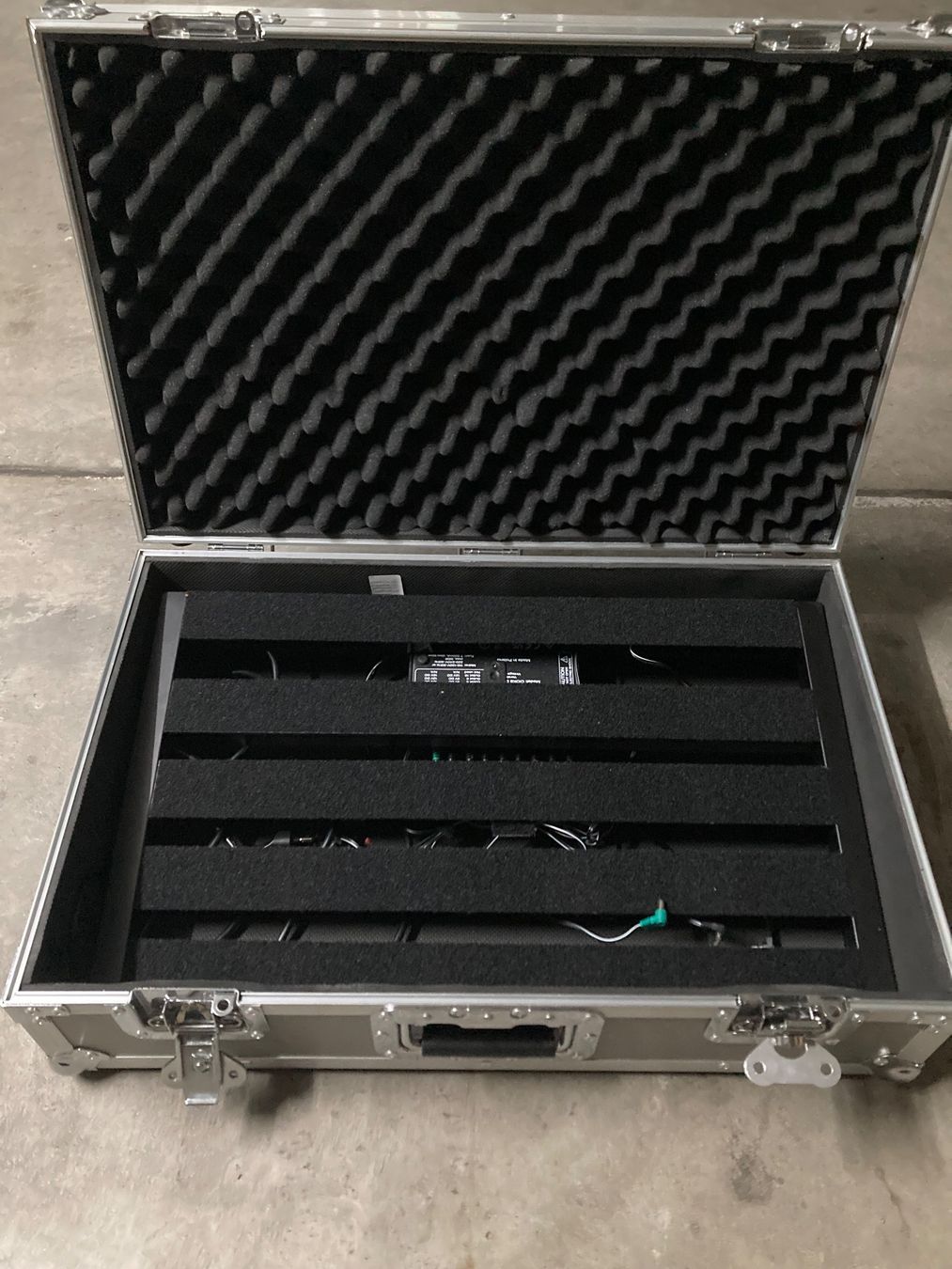 Strumenti musicali: Pedalboard avec flight case et alimentation – Usato da Lausanne venduto da lau_n9jn
