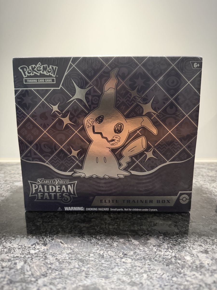 Cartoline: Pokémon Paldeas Schicksale Top-Trainer-Box – Nuovo (secondo la descrizione) da Solothurn venduto da Elysuma