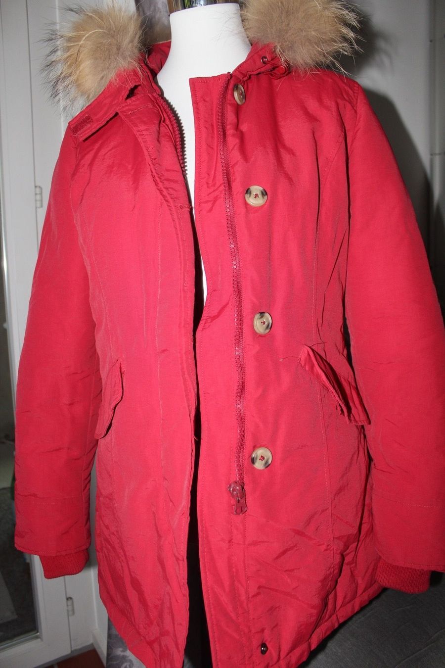 Jacken: Winterjacke Rot mit Echtem Fell. Gr.S – Gebraucht aus Zürich von JOD213