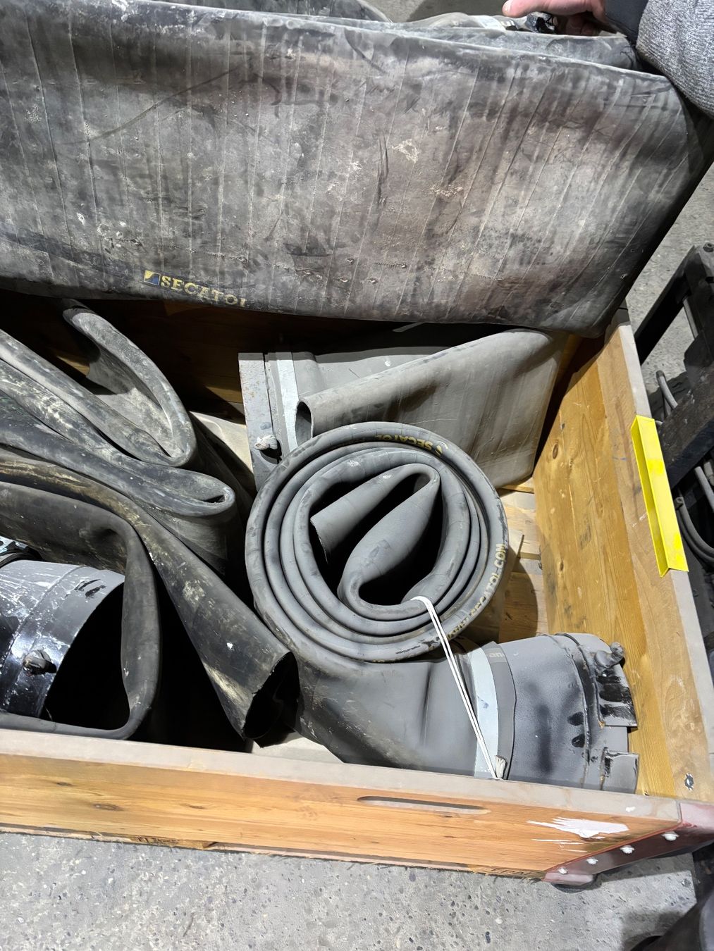 Tutti gli attrezzi: LAGERVERKAUF: Grosse Schlauchstücke – Usato da Winterthur venduto da ReUse_Baumarkt 3