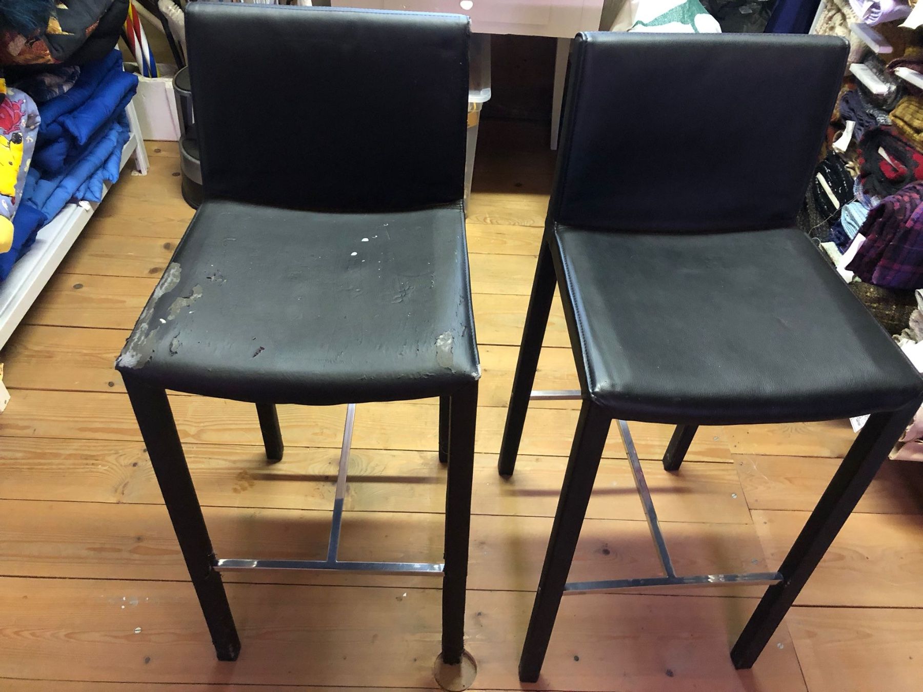 Hocker: 2 schwarze Kunstleder Barhocker – Gebraucht aus Röschenz von Tashroal