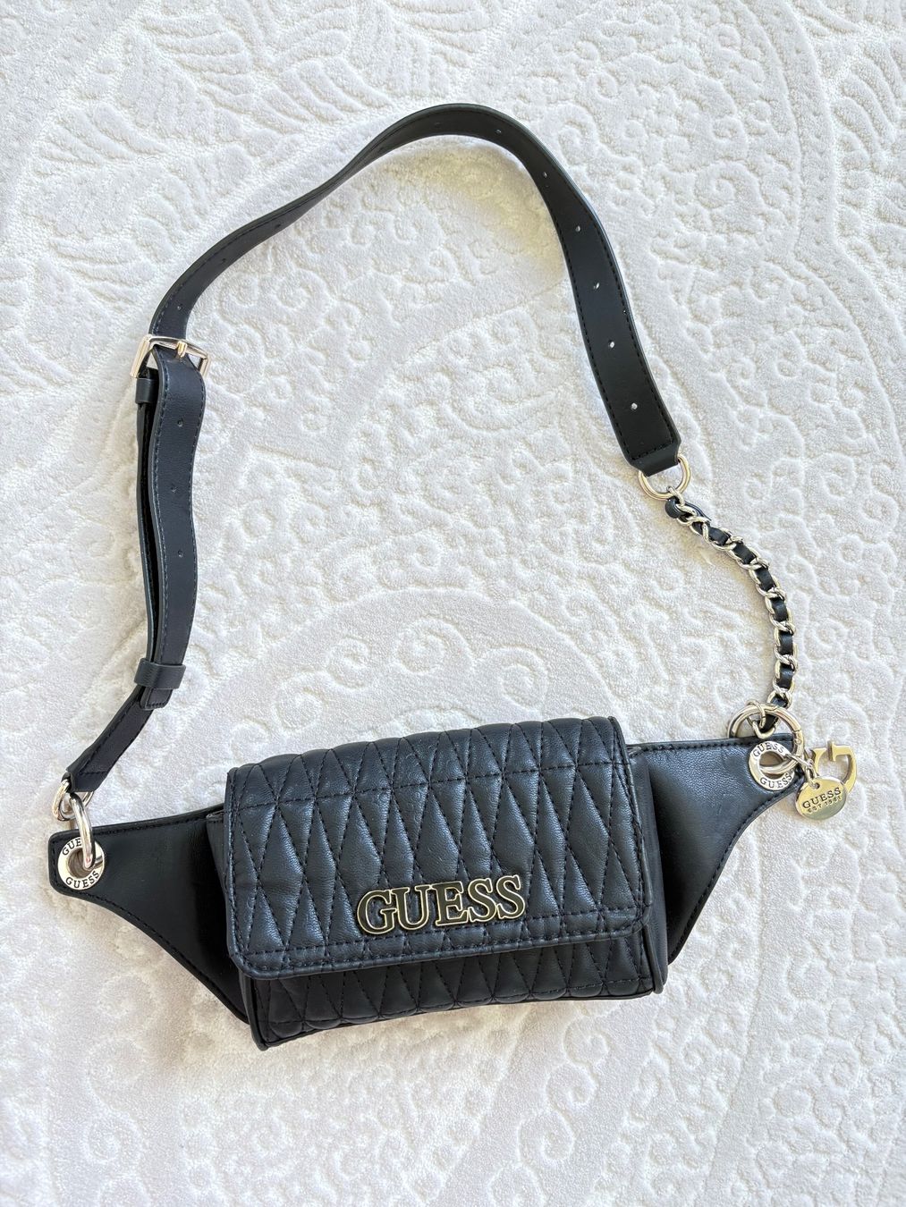 Guess Borse da donna: Guess Gürteltasche Schwarz gesteppt mit Silberkette – Usato da Zürich venduto da jen_2b9j 1