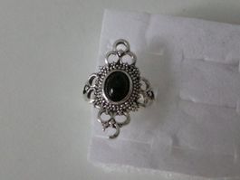 Ring silberfarbig, Stein länglich schwarz, U57