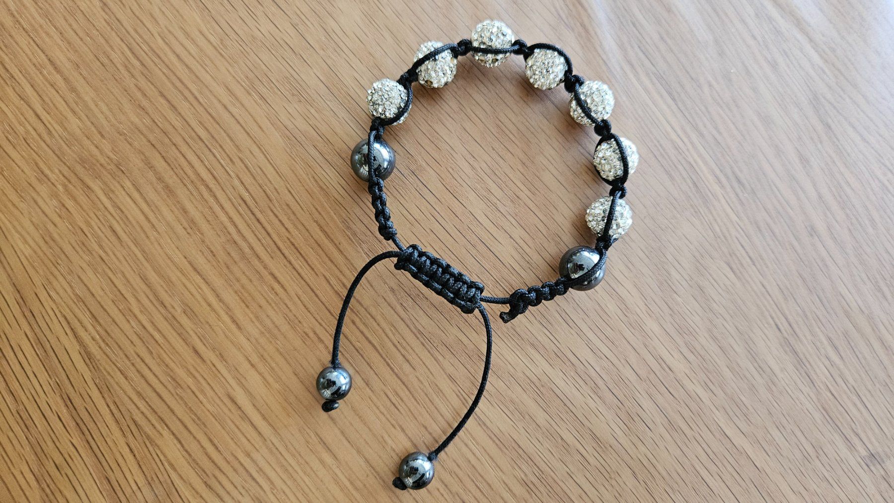 Armbänder & -reifen: Bracelet boules strass et hématite – Gebraucht aus Romanel-sur-Lausanne von delaforet