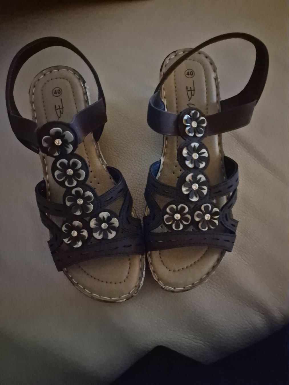 Scarpe da donna: Sandale wunderschön 40,mit Fussbett – Nuovo (secondo la descrizione) da Ottenbach venduto da Claurin