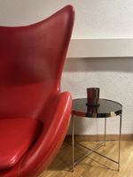 Silberfarbener Beistelltisch mit Spiegelplatte