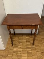 Tisch mit Schublade Holz antik Vintage Zustand Details.