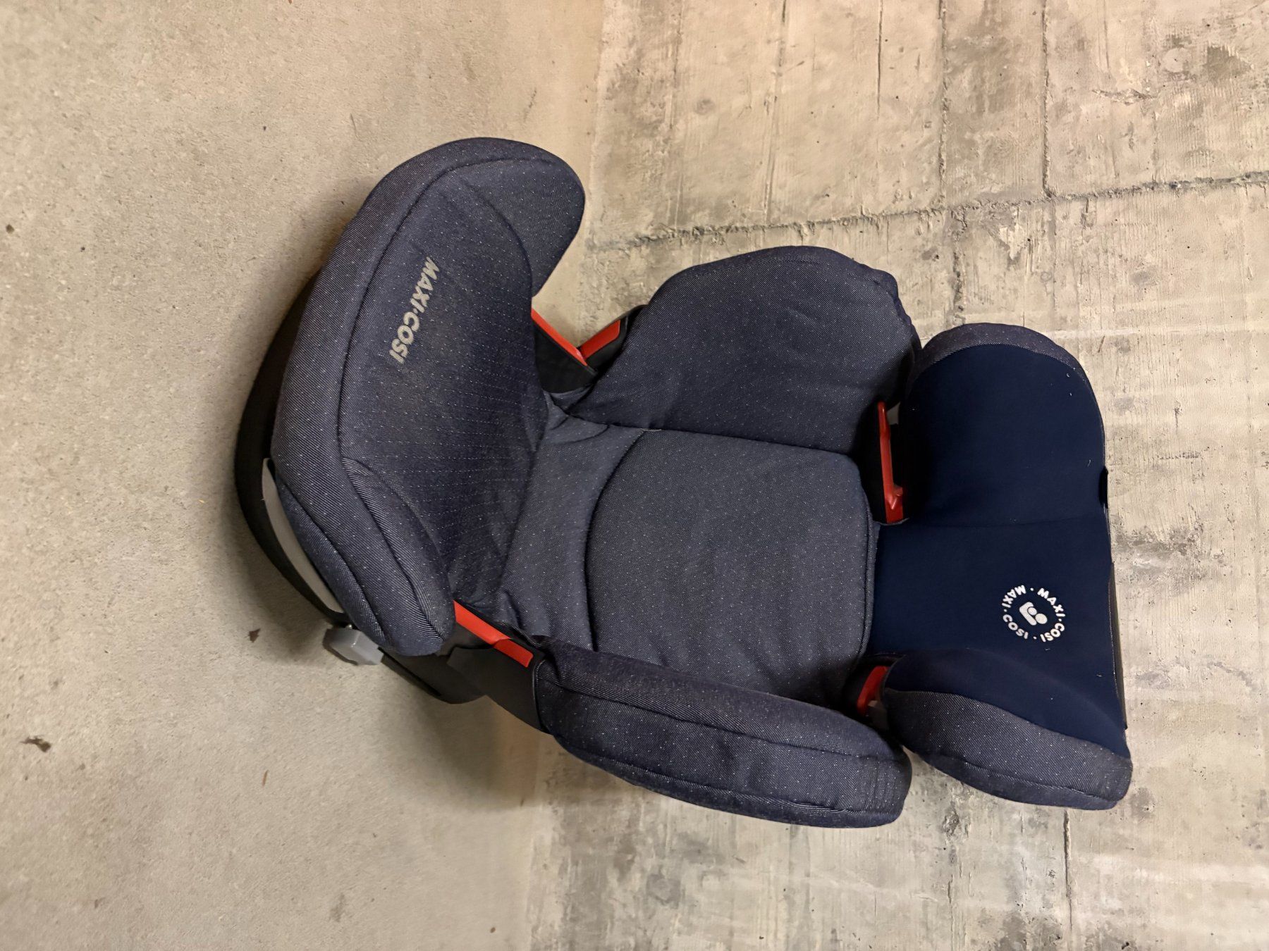 Maxi-Cosi Auto-Kindersitze: Maxi Cosi Kindersitz mit Docking Station – Gebraucht aus Ortschwaben von Zopilote