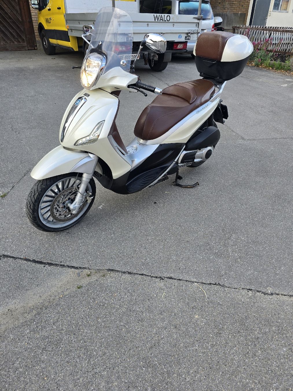 Piaggio Route: Roller Piaggio Beverly 300  Mit Mfk 28.5.25 – D'occasion à Aarberg par 2002stefan
