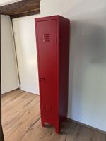Roter Metall-Schrank Spind sehr gut erhalten