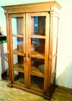 Antike Vitrine Schrank massiv aus Kirschbaum, Gründerzeit