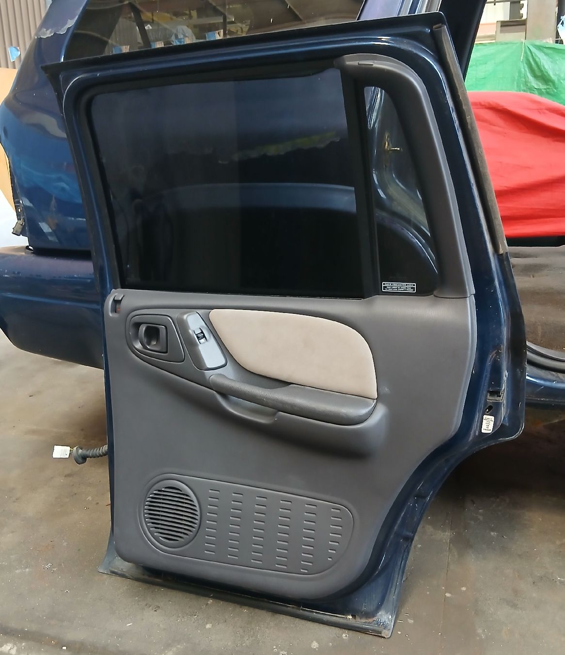 Dodge Tutti pezzi di ricambio auto: Portière arrière droite Dodge Durango 1998-2003  – Usato da la heutte venduto da Auto-stock 1