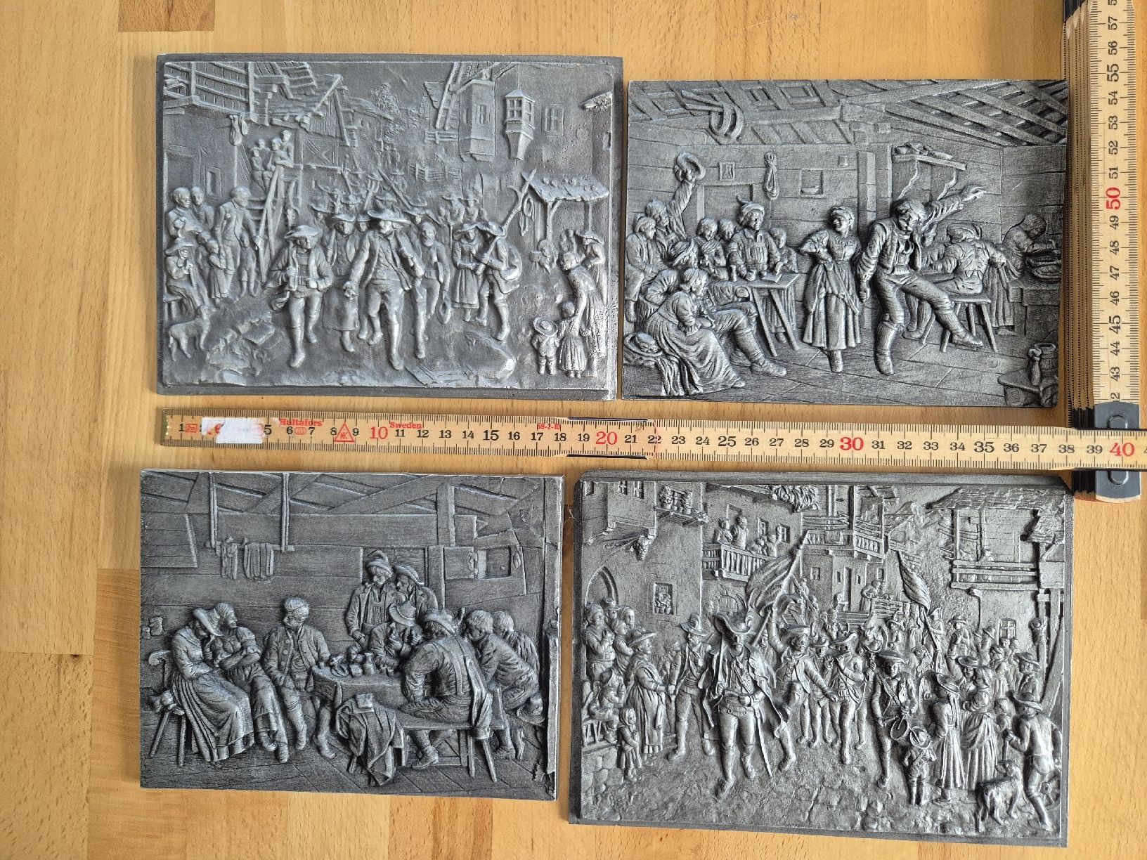 Servierplatten: 4 Gusseisenplatten mit Reliefdarstellungen – Gebraucht aus Vilters von Fleiflomi 1