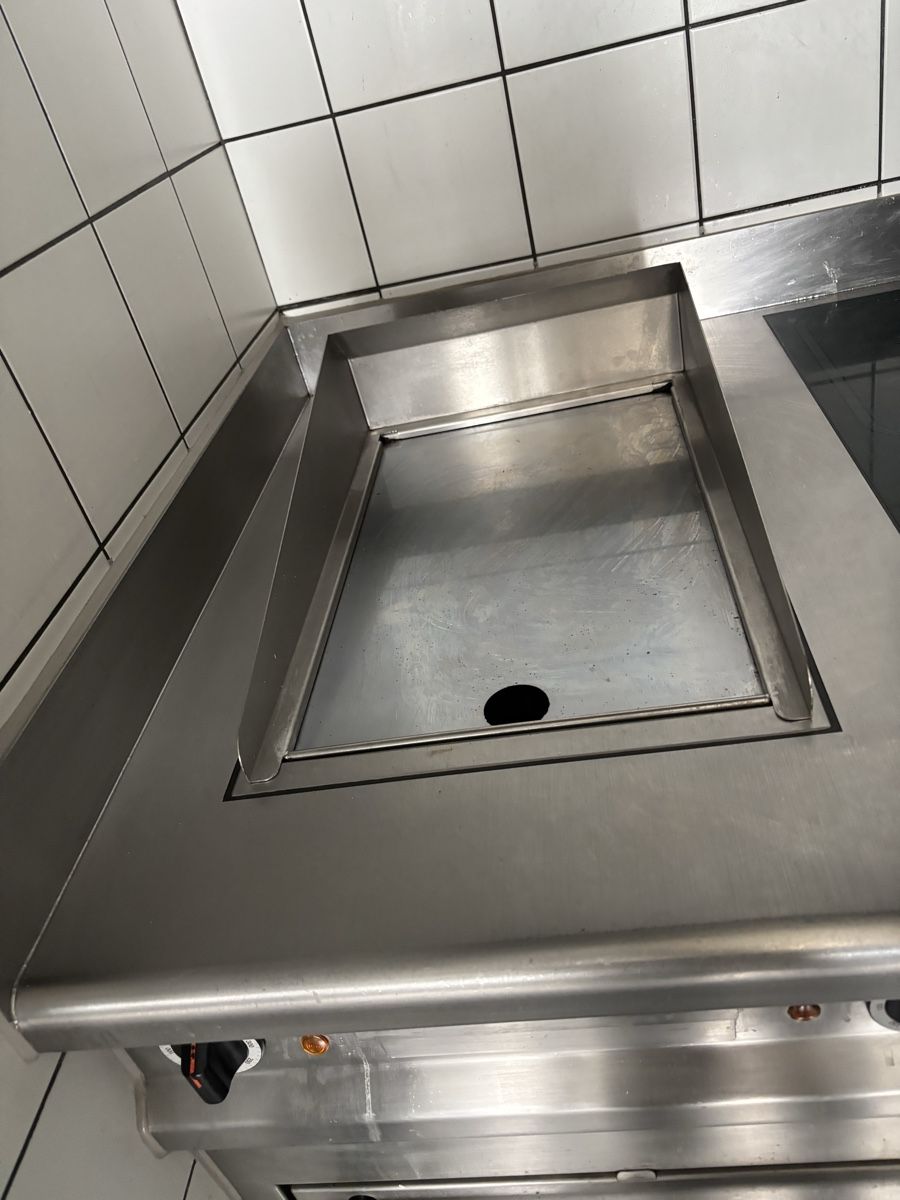Komplettküchen: 4 Induktionsplatten, Grill und Doppelfriteuse Menü System – Gebraucht aus Dietikon von dia_y8y5 6