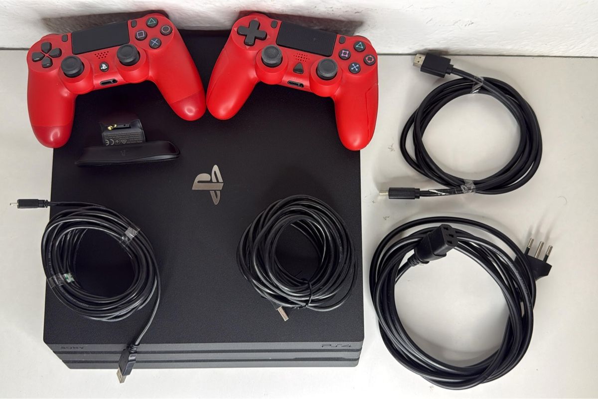 Sony Console: PS4 Pro 1TB Console with 2 Red Controllers & Cables - Great – Usato da Ehrendingen venduto da bubulence 1