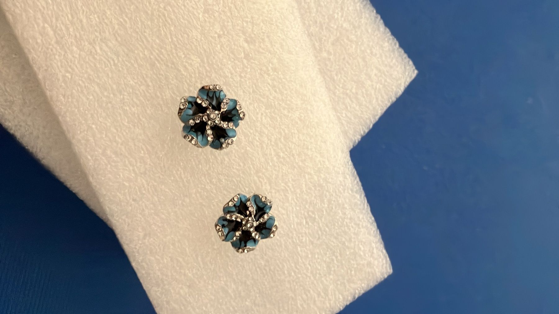 Orecchini pendenti & Orecchini a lobo: Modeschmuck, Ohrstecker, Blume silberf. blaue Blüten, NEU – Nuovo (secondo la descrizione) da Affoltern am Albis venduto da Dlotti 2