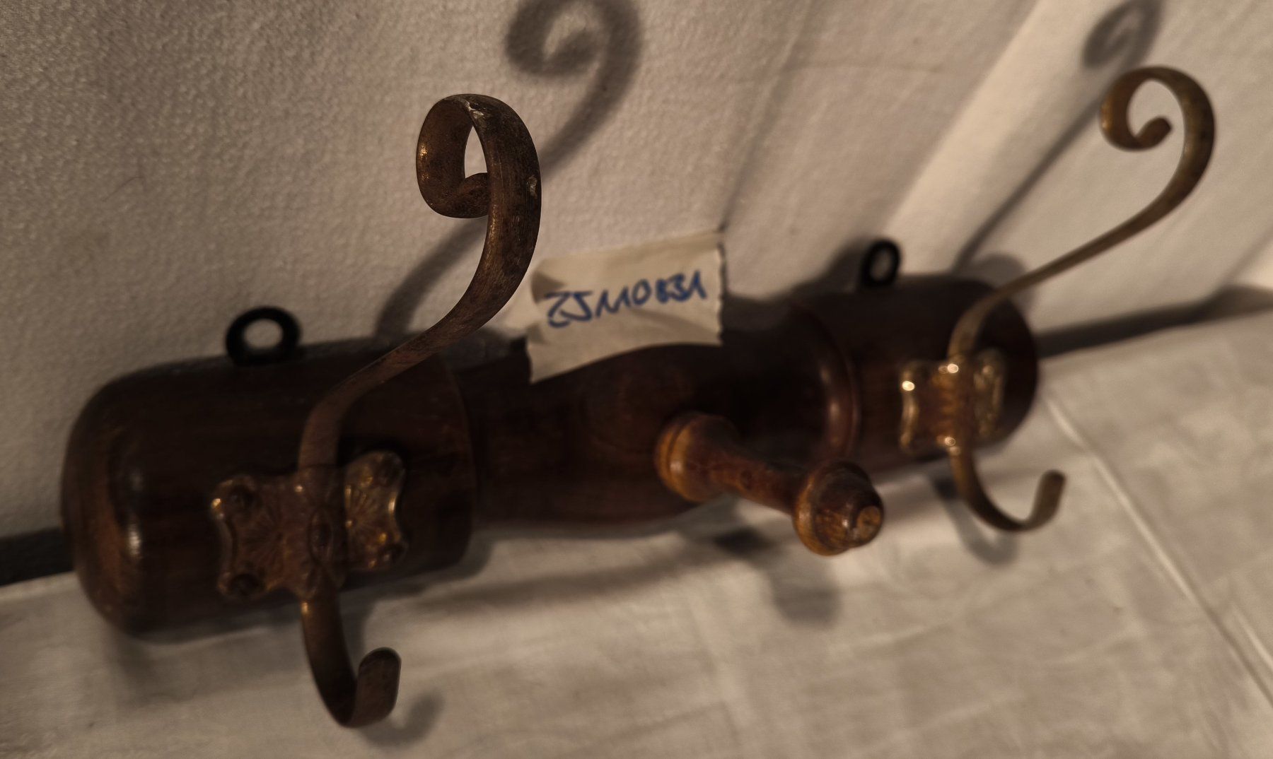 Garderobe: Wandgarderobe, Holz mit Metall Hacken – Gebraucht aus Rorschacherberg von snOOpydOg11 1